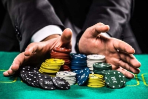 Áp dụng mẹo tất tay hay khi chơi Poker